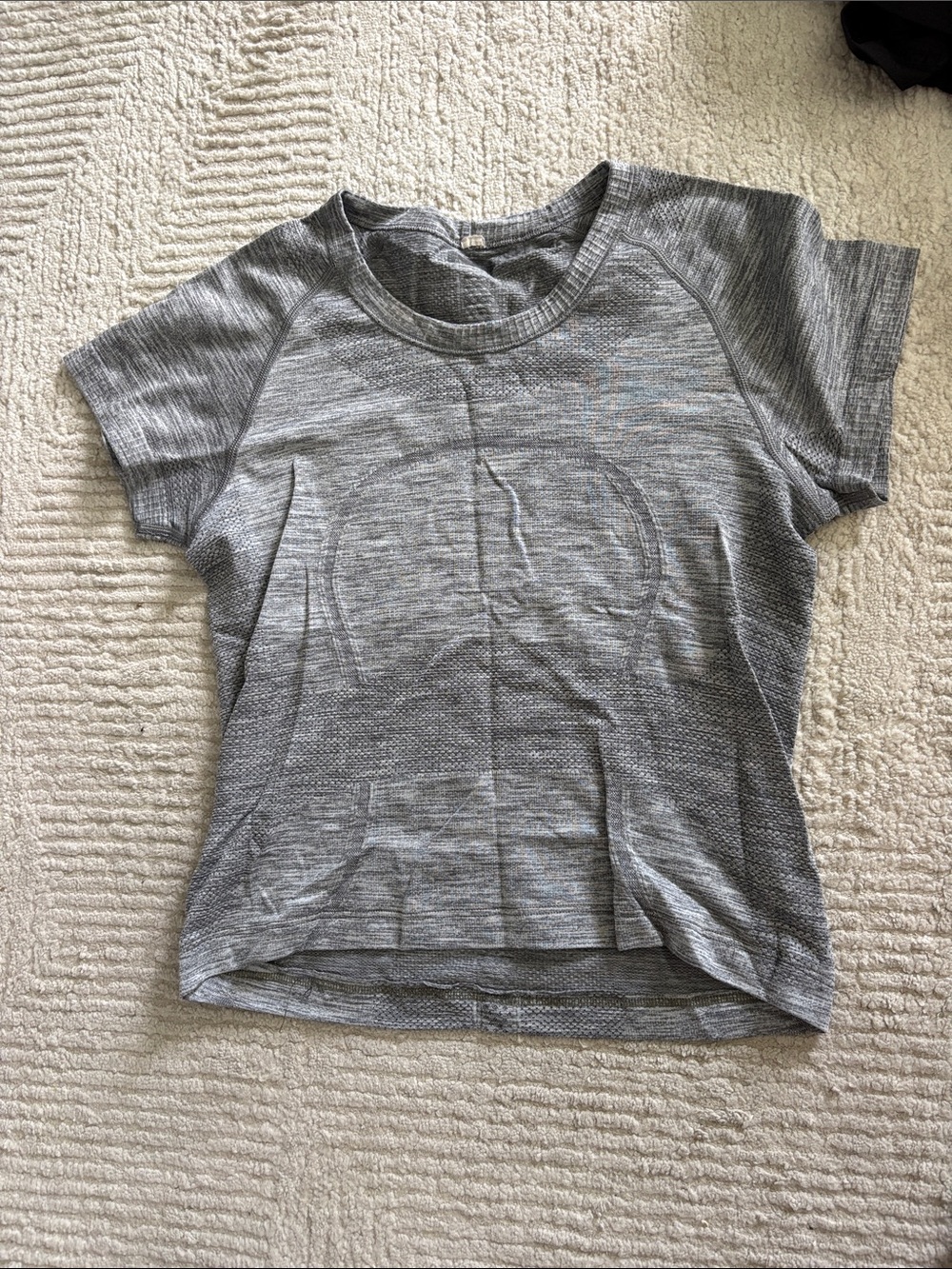 Women’s Lululemon Swiftly Tech ShortSleeve 2.0
Waist Length
Size 6-heather grey